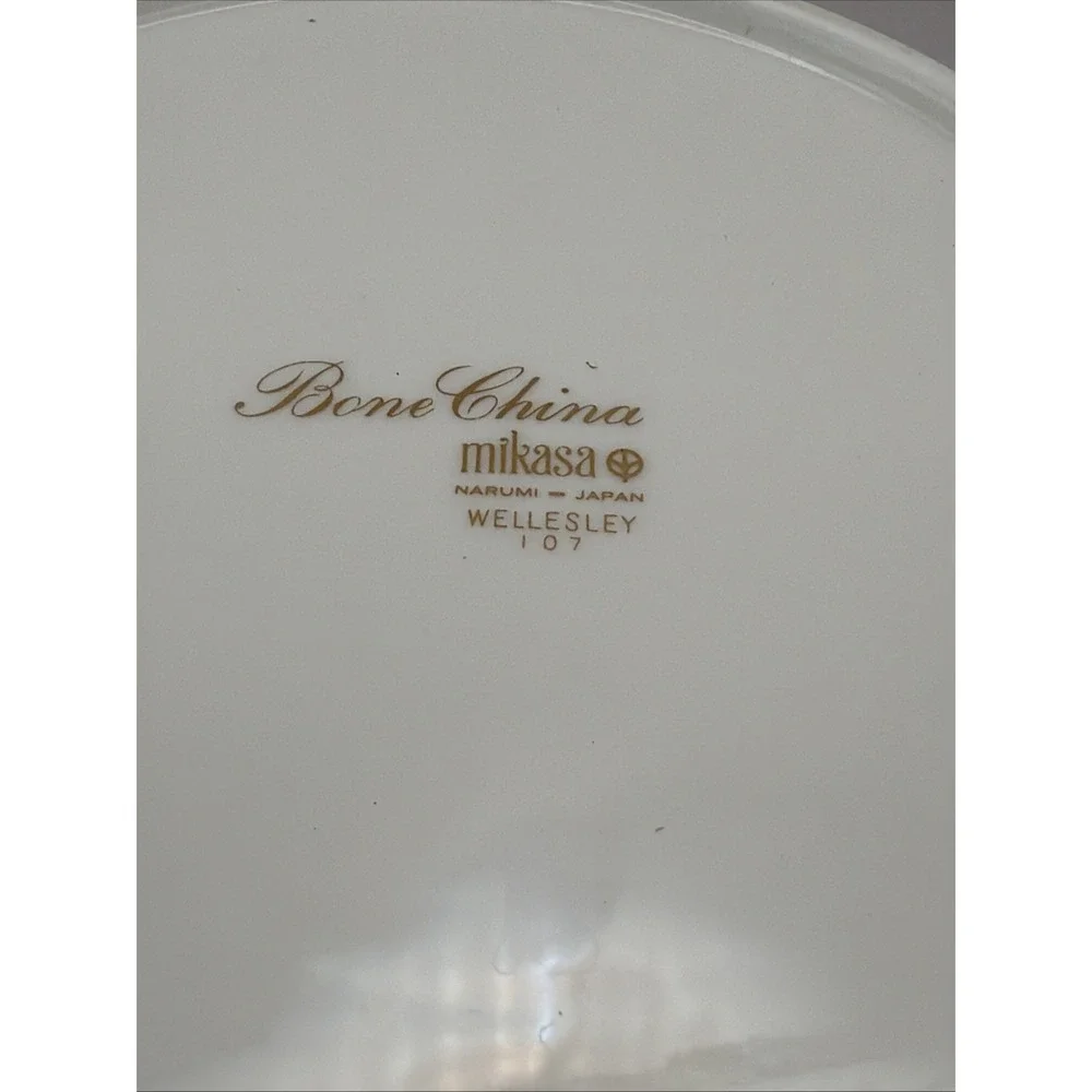 Mikasa Wellesley Covered Casserole Fine Bone China Platinum Trim VTG 8.5